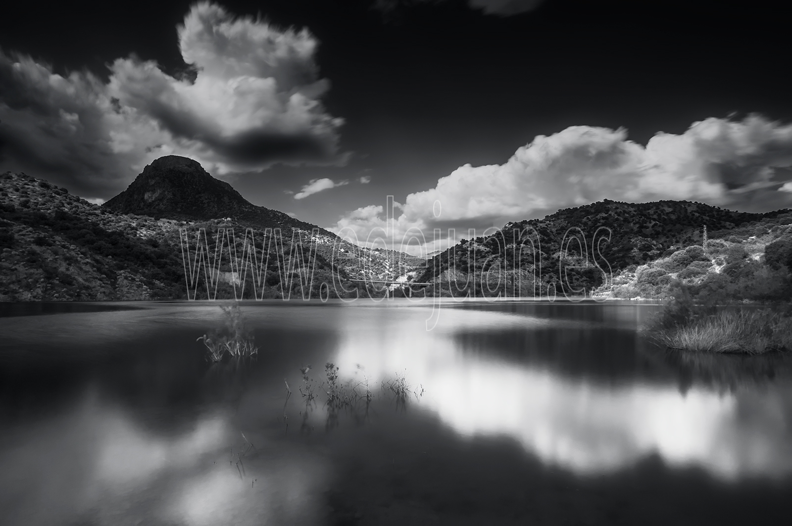 Fotografía en blanco y negro del Pantano de Zahara de la Sierra